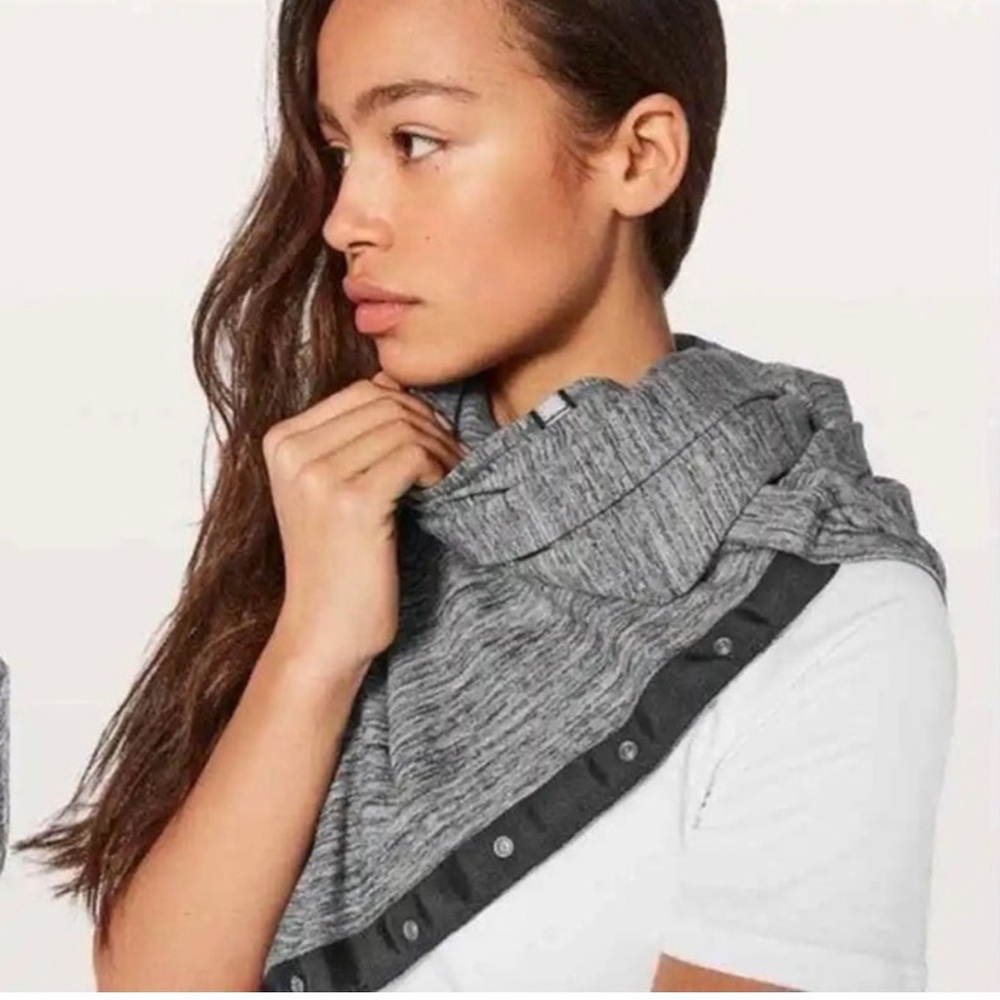 Lululemon Athletica Black and Gray snap scarf